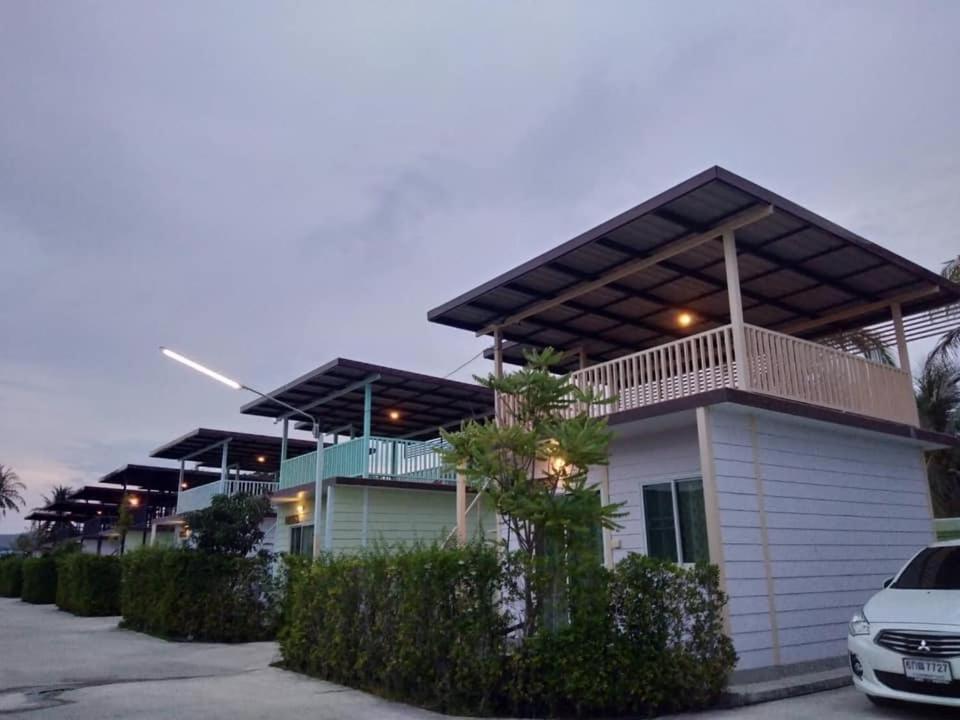 บ้านฟ้ารักตะวัน *